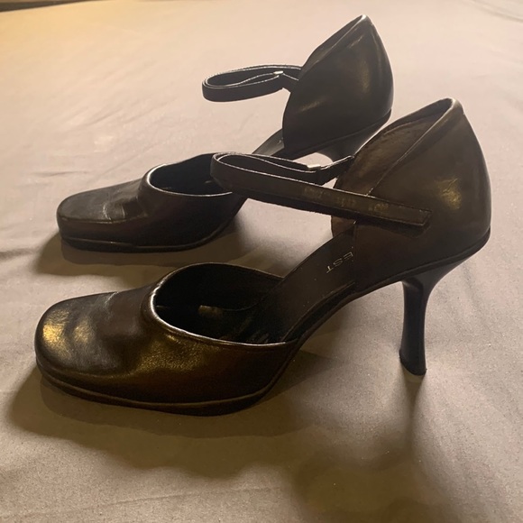 Nine West size 9 black heels. 3.75 inch heel height. - Picture 3 of 5